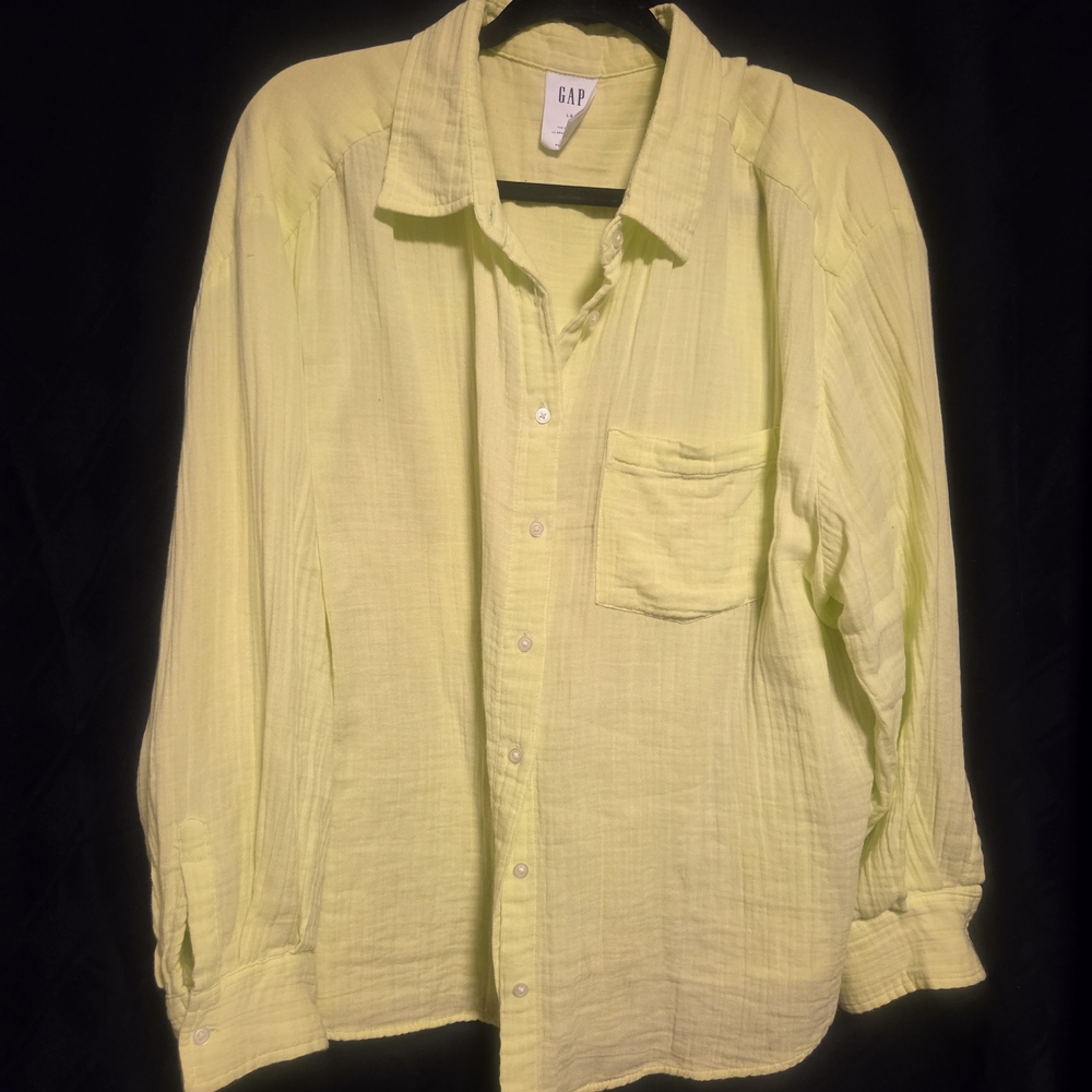GAP Lightweight Button-Up Shirt in Pale Yellow